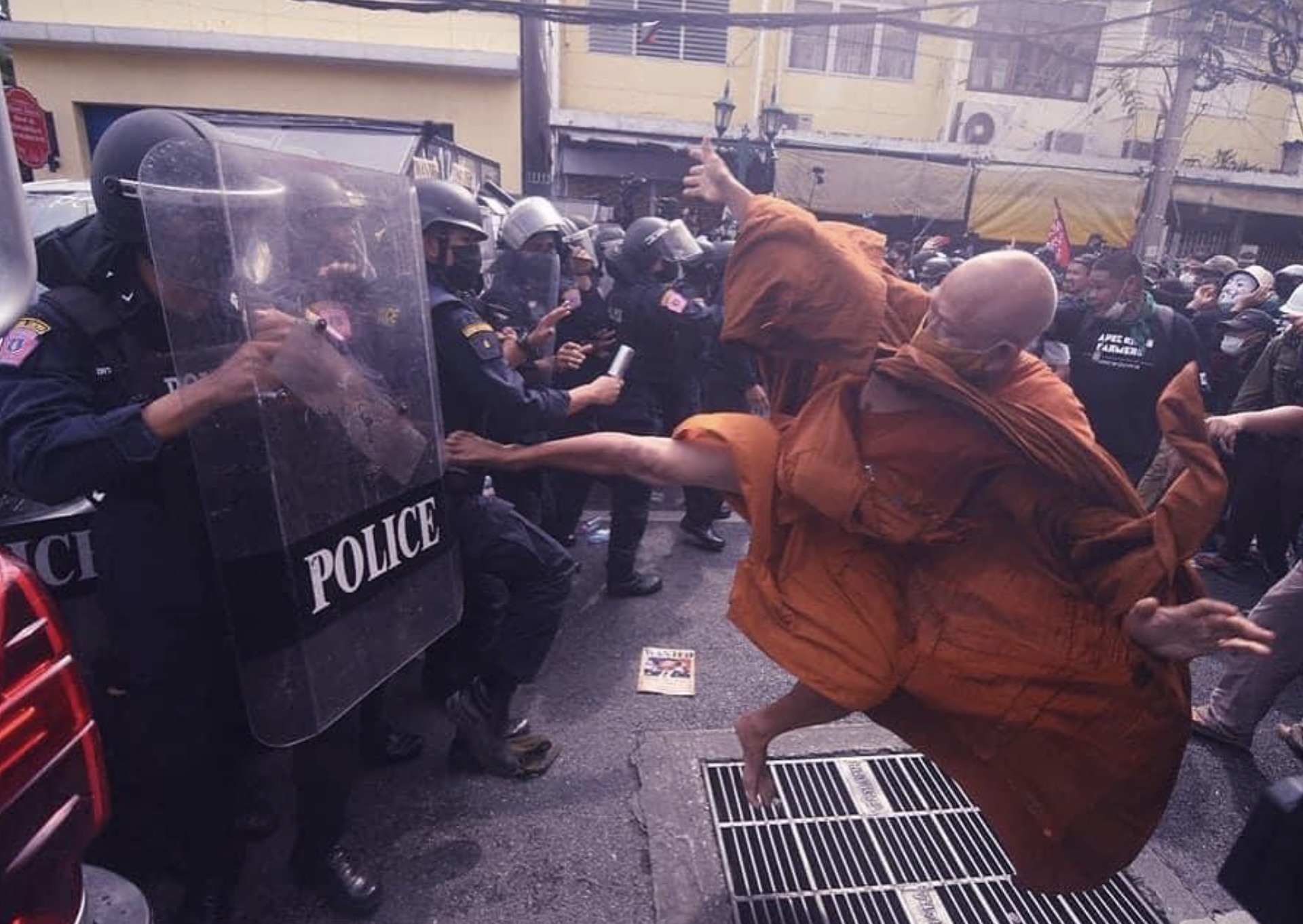 thailand monk kicking police - Ci Police lo